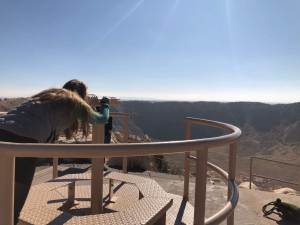 using-telescope-meteor-crater-national-landmark